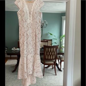 Beautiful dress/perfect for a bride